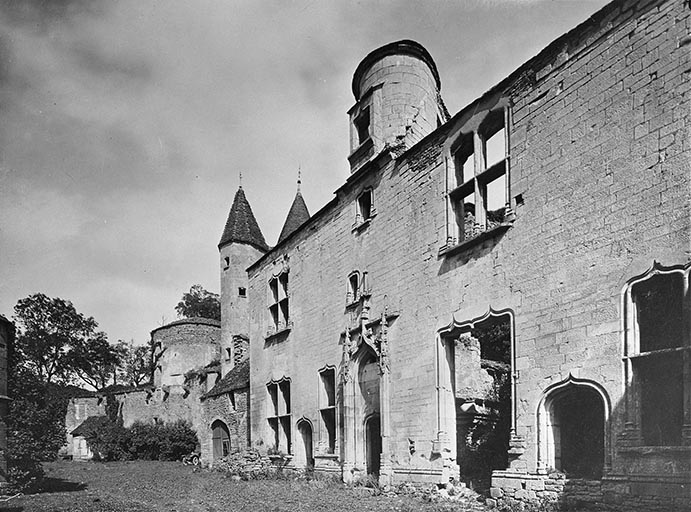 Cour intérieure, élévation du logis des Hôtes. 