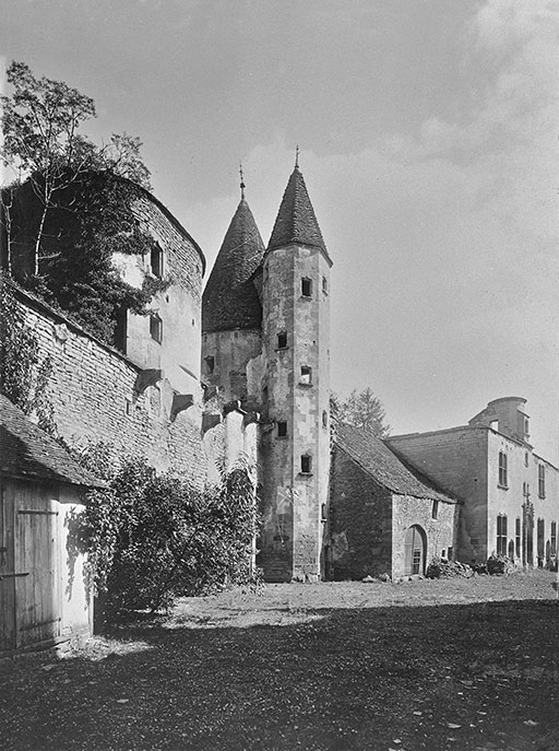 Cour intérieure, élévation nord vue de l'ouest. 