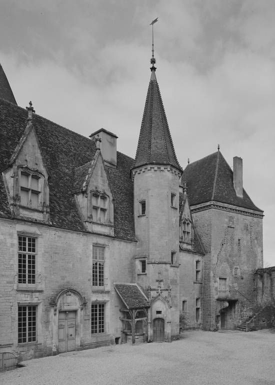 Logis principal et donjon.