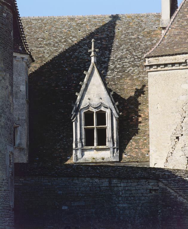 Logis principal, lucarne à droite de la tourelle.