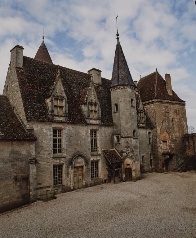 Cour intérieure, logis principal et donjon.