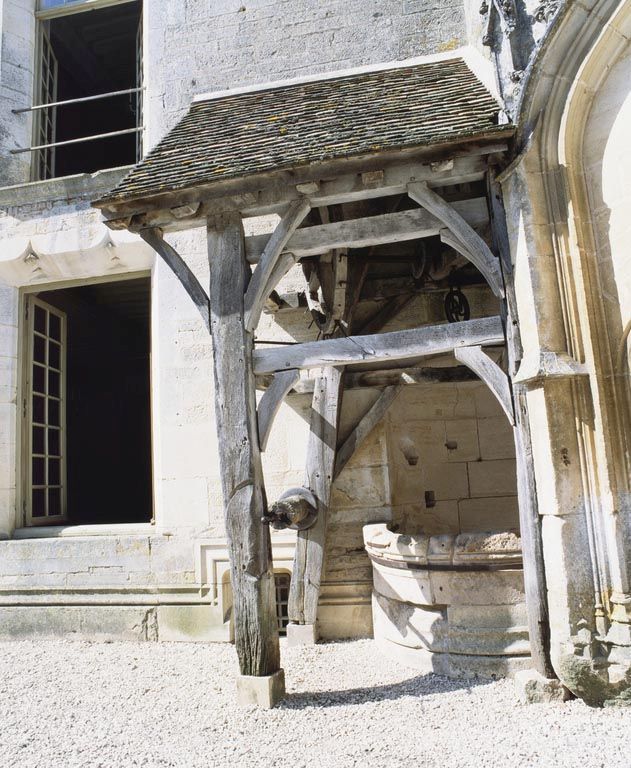 Logis principal, puits sous auvent.