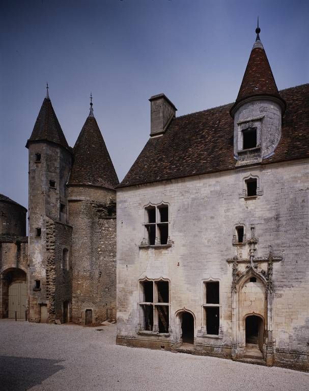 Cour intérieure, tour d'entrée et logis des Hôtes.
