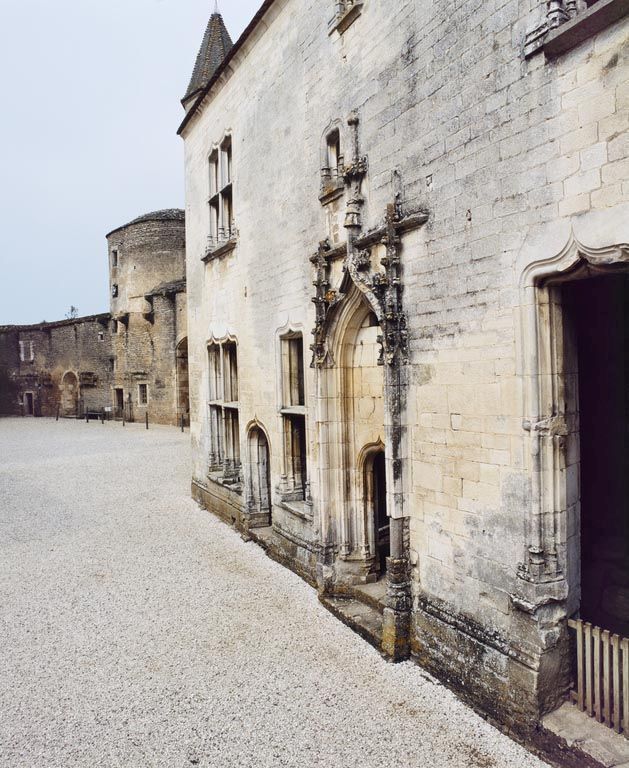 Logis des Hôtes, détail de la porte et d'une fenêtre de l'escalier.