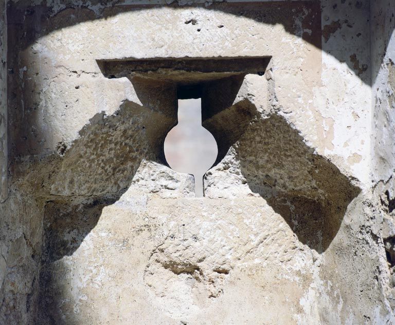 Cour intérieure, archère-canonnière de la courtine nord-est.