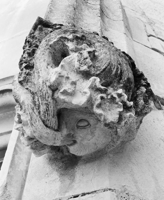 Cour intérieure, culot sculpté de la tourelle flanquant la tour sud.