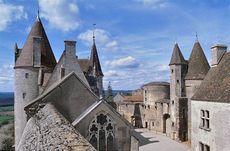 Vue de la cour depuis l'enceinte.