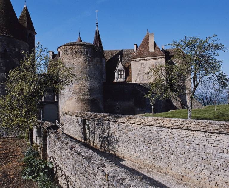 Courtine nord et porte principale.