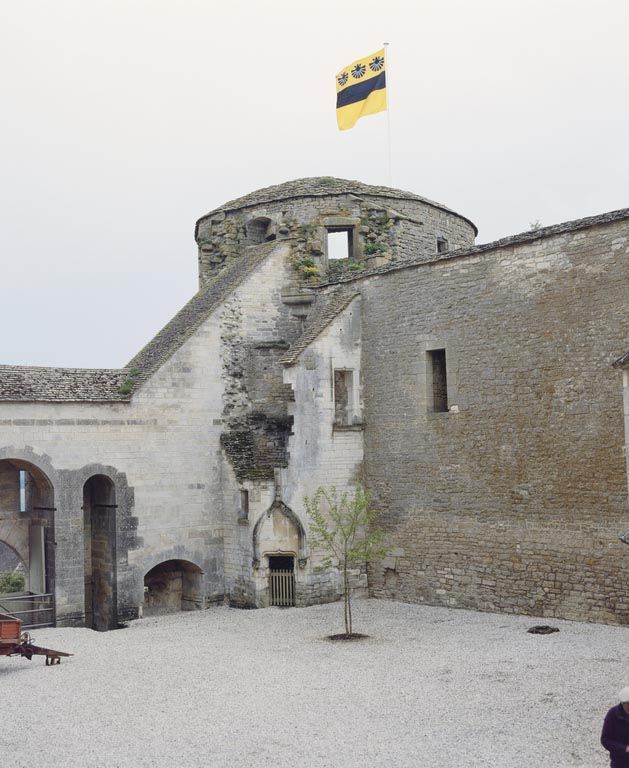 Cour intérieure, porte sud-est et angle sud des courtines.