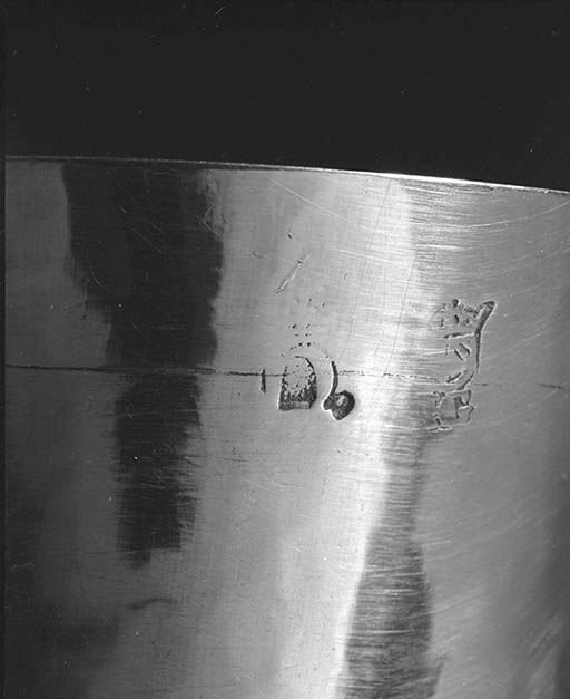 Détail : poinçons de la coupe.