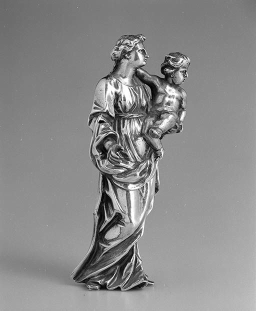 Détail : statuette, de trois quarts. - (c) Région Bourgogne - Inventaire général