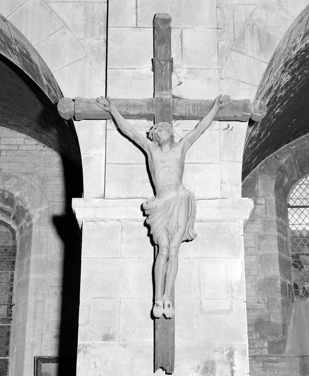 Statue ; croix : Christ en croix