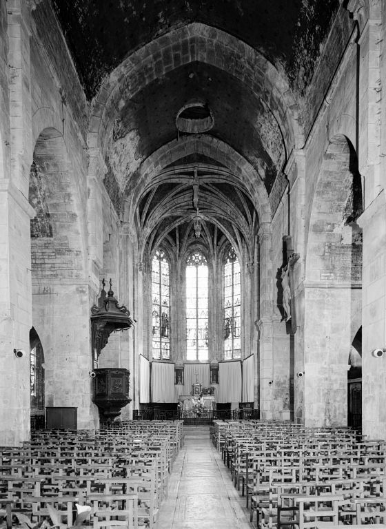 Nef et choeur : vue prise de l'entrée