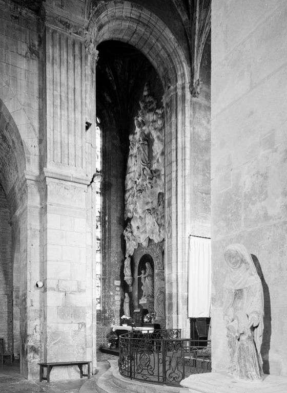 Chapelle latérale gauche, vue prise du bas-côté droit