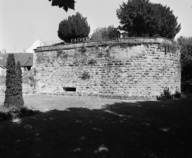 Grosse Tour, appelée aussi bastion Calvet, depuis le fossé (1993).