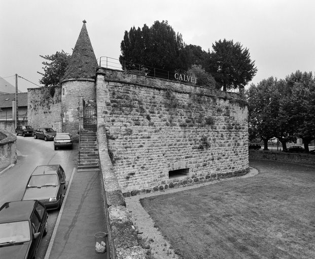 Grosse Tour, appelée aussi bastion Calvet, depuis le rempart Madeleine (1993).