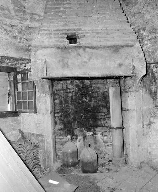 Tour des billes incluse dans la "Grosse Tour", appelée aussi bastion Calvet, détail : cheminée de l'étage (1993).