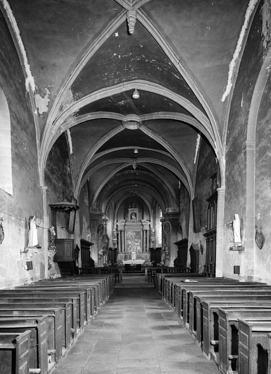 Nef et choeur : vue prise depuis l'entrée