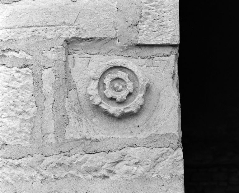 Décor sculpté remployé : rosette