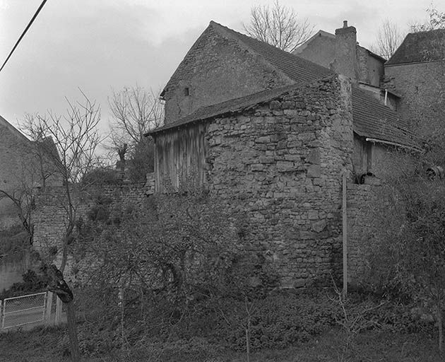 Vestiges de l'enceinte du village : tour de flanquement.