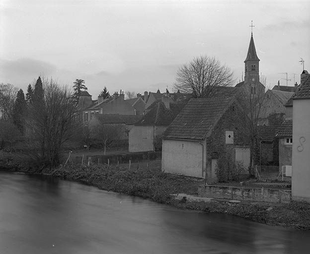 Vue d'ensemble prise depuis le pont sur l'Yonne.