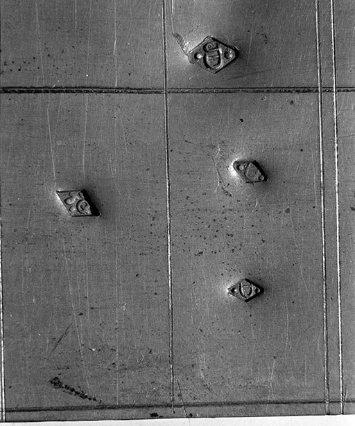 Détail : poinçons de Jean Duché et Jean-Baptiste Grandjean.