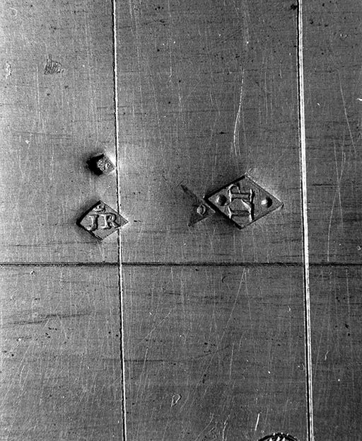 Détail : poinçons de Julien Roustan et Léonor Pinard.