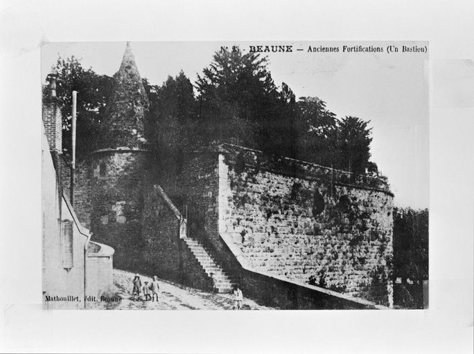 Beaune - Anciennes fortifications (un bastion) [tour des Billes, incluse dans la Grosse Tour ou bastion Calvet].