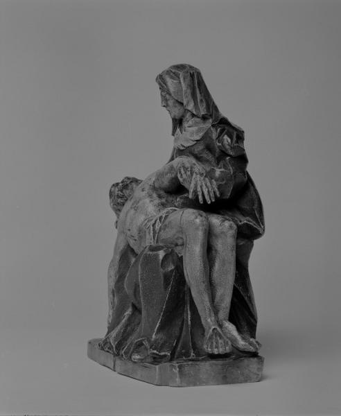 Groupe sculpté : Vierge de Pitié n° 87 GHC 247