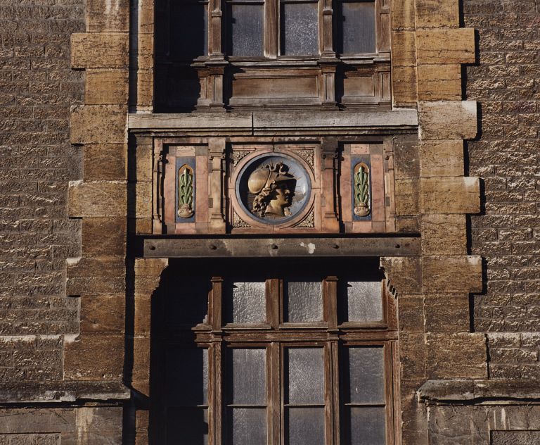 Détail : bas-relief en terre cuite émaillée.