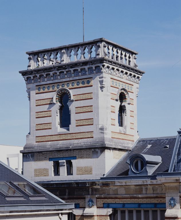 Siège social de la société, détail de la tour.