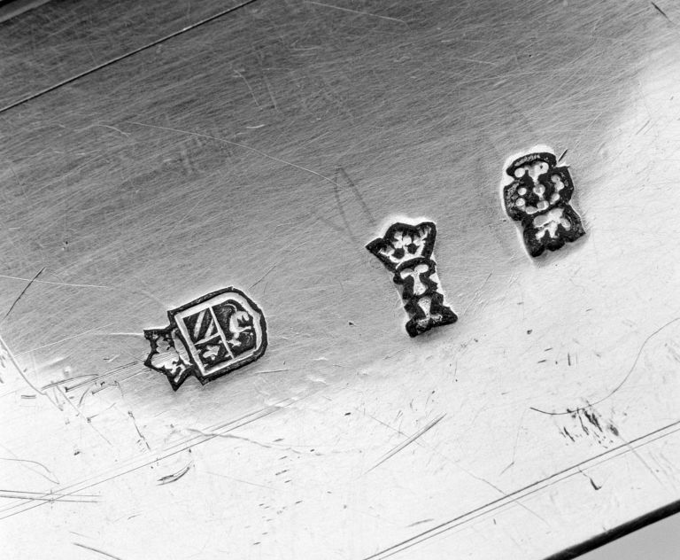 Détail : poinçons.