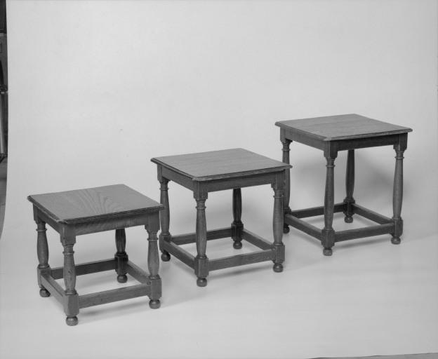 Vue d'ensemble d'un tabouret de chacune des trois tailles - © Région Bourgogne - Inventaire général