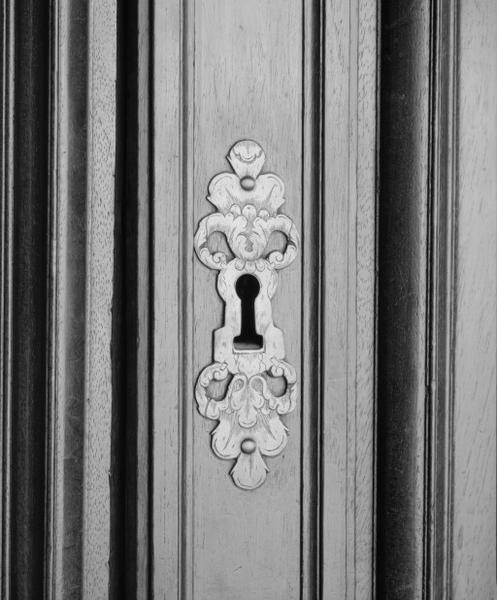 Détail de l'entrée de serrure du battant du corps supérieur - © Région Bourgogne - Inventaire général
