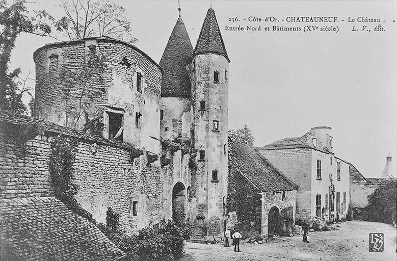 Tours flanquant l'entrée nord et logis de Philippe Pot.
