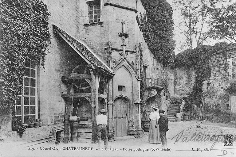 Tourelle d'escalier du grand logis et puits.
