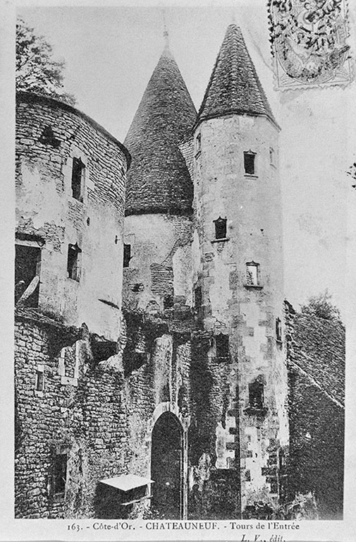 Entrée nord, vue prise de la cour.