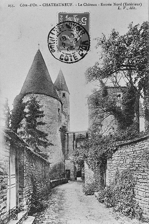 Entrée nord, vue prise de l'extérieur.