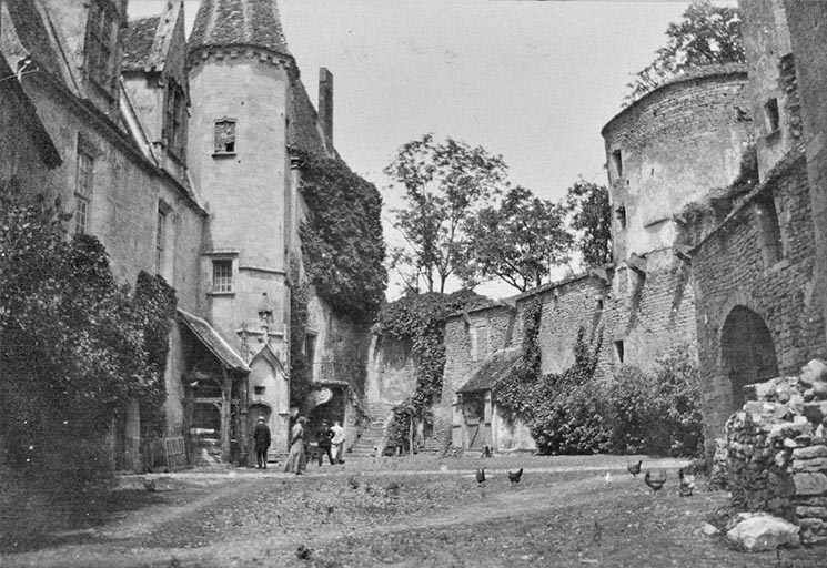 Grand logis, courtine nord-ouest et entrée nord.