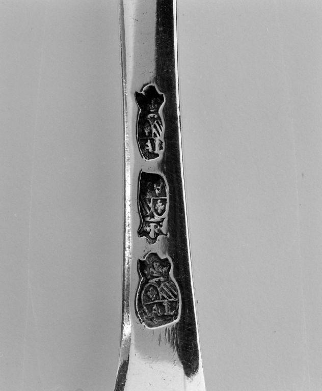Détail : poinçons de la cuiller.