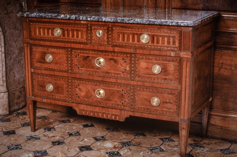 Commode (n° 8), style Louis XVI, numéro d'inventaire : 87 GHC 432