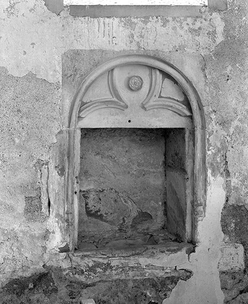 Lavabo du mur droit de la nef, prés des fonts baptismaux.