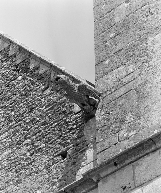 Pignon de la façade : gargouille vue de trois-quarts