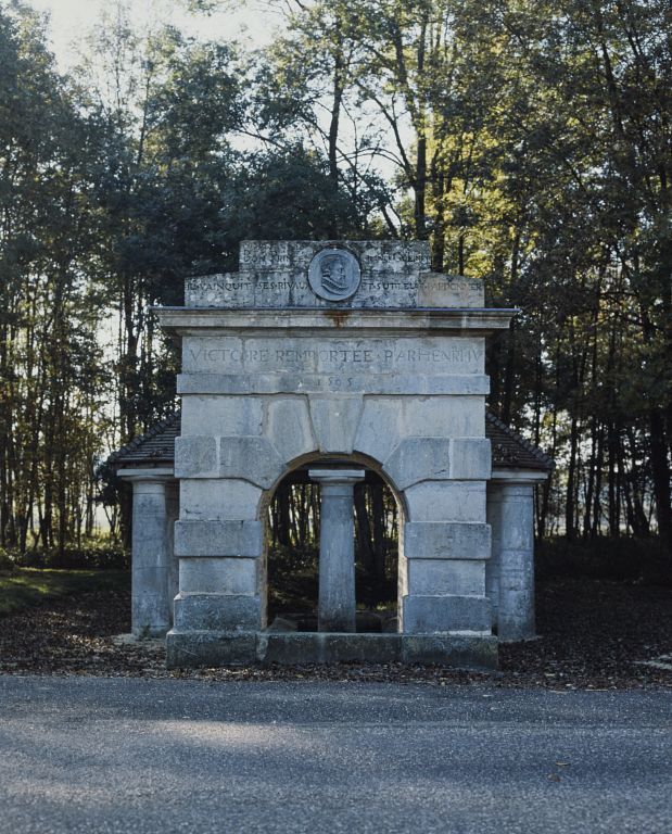 Lavoir et fontaine dite d'Henri IV