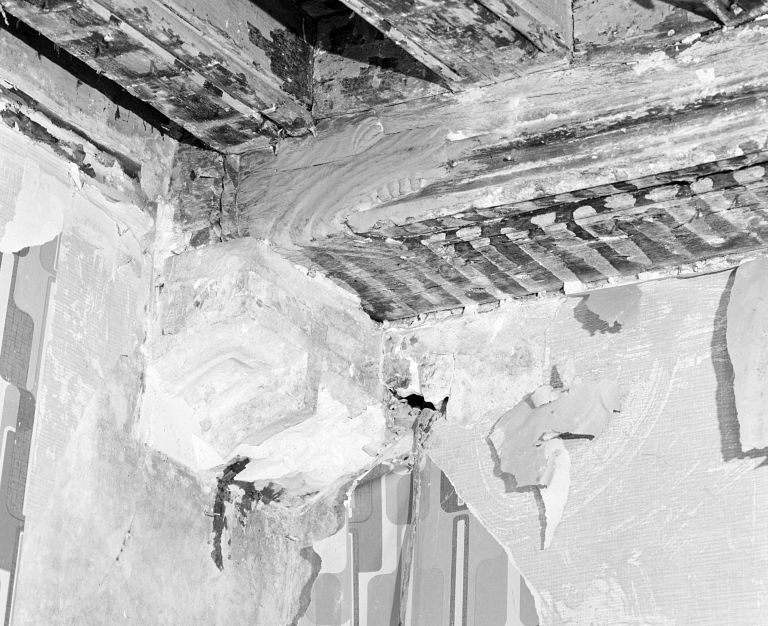 Maison 1-3 place au beurre, 1er étage, vue de détail du plafond : poutre n°1 à engoulant et corbeau (extrémité droite)