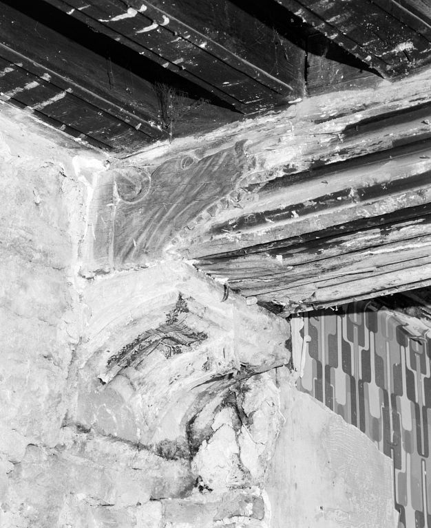 Maison 1-3 place au beurre, 1er étage, vue de détail du plafond : poutre n°2 à engoulant et corbeau (extrémité droite, face postérieure)