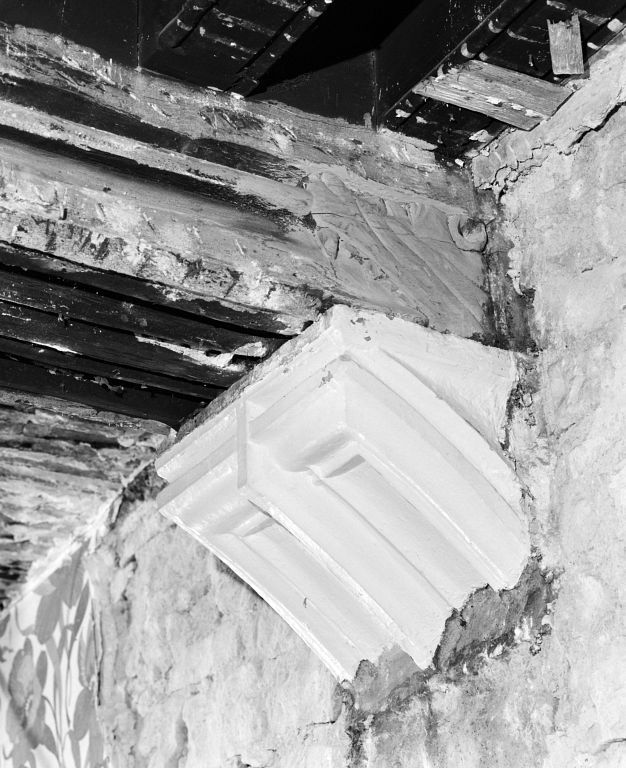 Maison 1-3 place au beurre, 1er étage, vue de détail du plafond : poutre n°3 à engoulant et corbeau (extrémité droite, face antérieure)