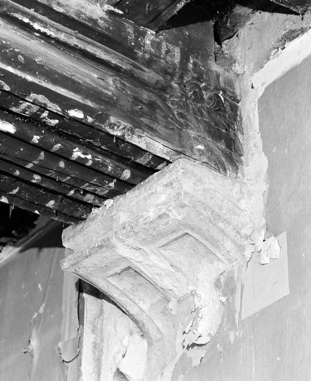 Maison 1-3 place au beurre, 1er étage, vue de détail du plafond : poutre n°3 à engoulant et corbeau (extrémité gauche, face postérieure)