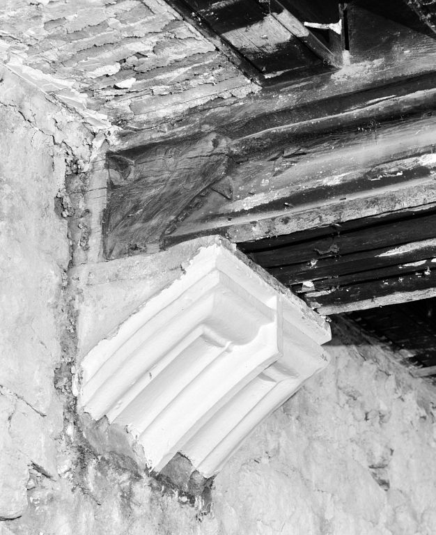 Maison 1-3 place au beurre, 1er étage, vue de détail du plafond : poutre n°3 à engoulant et corbeau (extrémité droite, face postérieure)