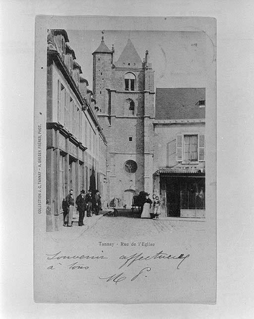 Façade et rue de l'Eglise. Carte postale ancienne datée 1905 (cachet de la poste).